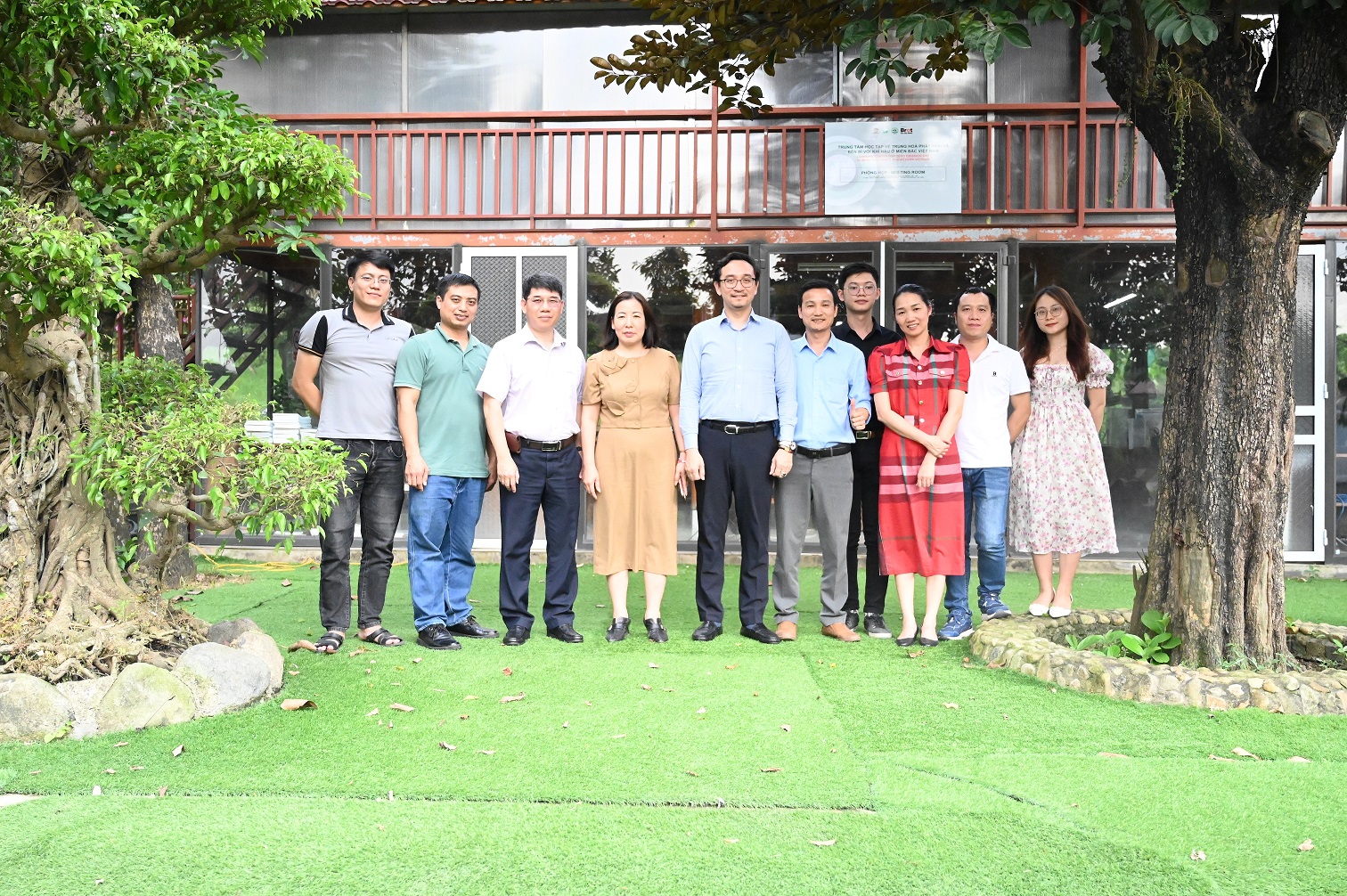 Đại diện của Ngân hàng Phát triển châu Á (ADB) tại Việt Nam, cùng với Đại diện Hội Nghiên Cứu Ứng Dụng Vi Sinh Việt Nam đã có chuyến thăm đặc biệt đến Viện Lâm Nghiệp và Phát Triển Bền Vững